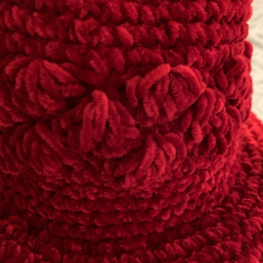 $⬇️ Like New Jaclyn Smith Red Crochetd Hat. - Picture 2 of 4